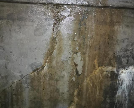 別墅地下停車庫墻面返潮發(fā)霉維修辦法